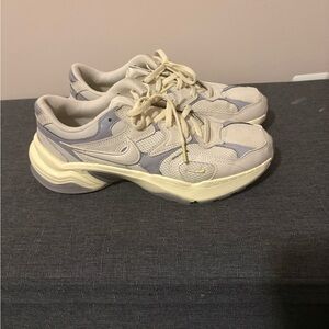 Nike Women's Athletic Sneaker - Cream & Light Gray